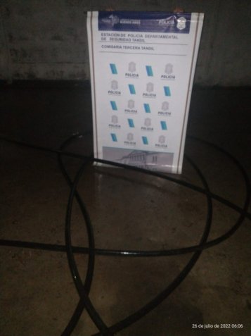 Aprehenden a sujeto que se robaba 30 metros de cable telefónico